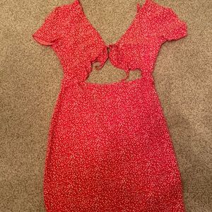 Mini T-sleeve dress with stomach and back cutout. Red and white floral print